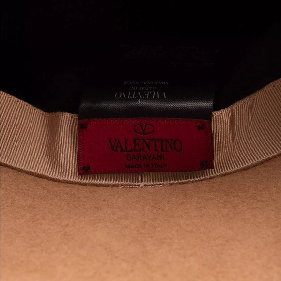 Valentino Fall RTW 2019 tie hat suede and leather - Picture 7 of 14